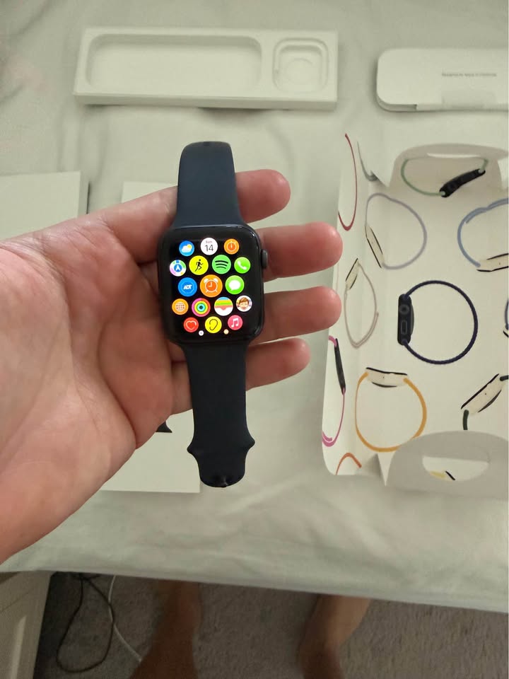 Apple Watch SE (44mm) 4 Apple Watch SE (44mm)