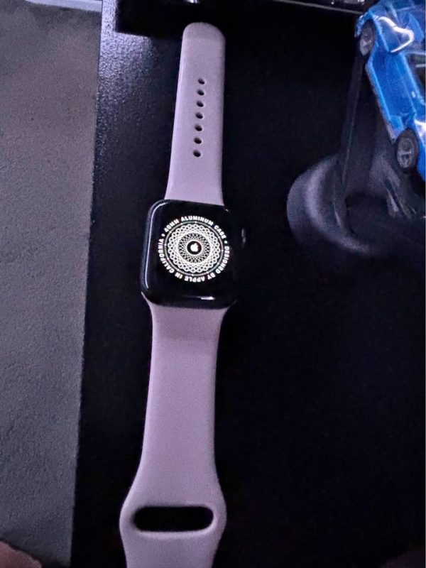 Apple Watch SE (1st Gen) 40 mm GPS and Brand new Silicone Apple Band