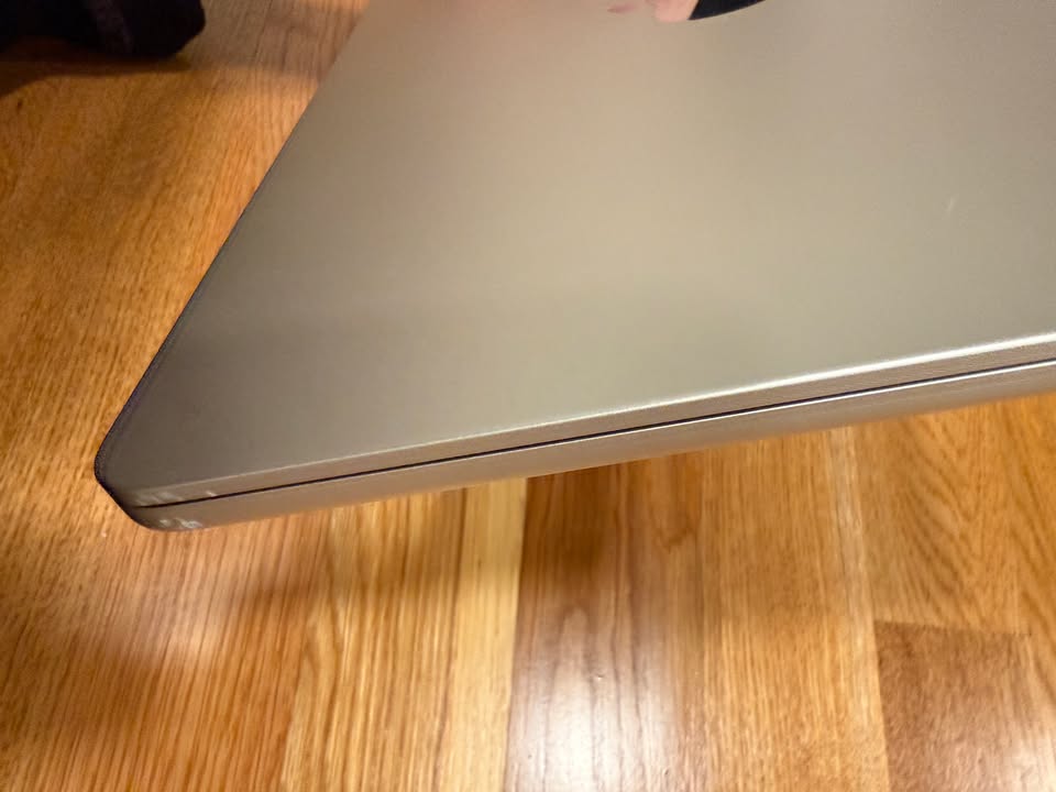 MacBook Air 13” (2025) – M4 / 16GB / 512GB – Starlight 6 MacBook Air 13” (2025) – M4 / 16GB / 512GB – Starlight