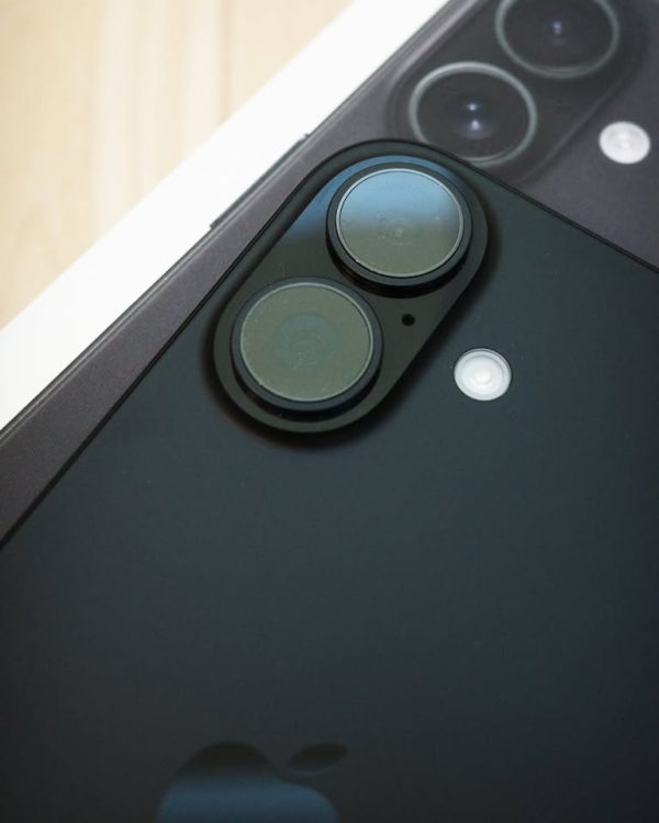 Mint Apple iPhone 16 Black 128gb Unlocked w/ Black Case