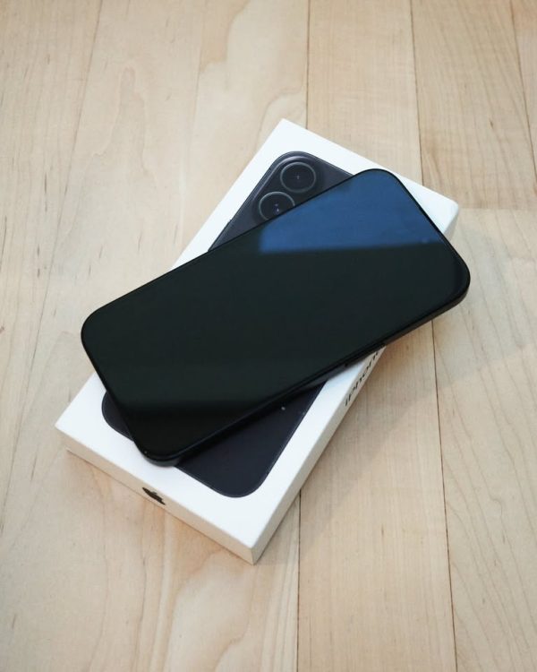 Mint Apple iPhone 16 Black 128gb Unlocked w/ Black Case