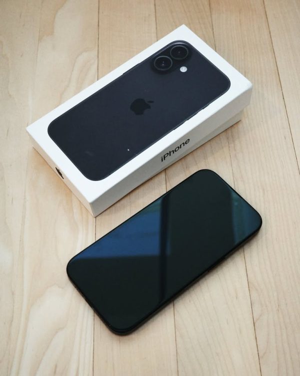 Mint Apple iPhone 16 Black 128gb Unlocked w/ Black Case
